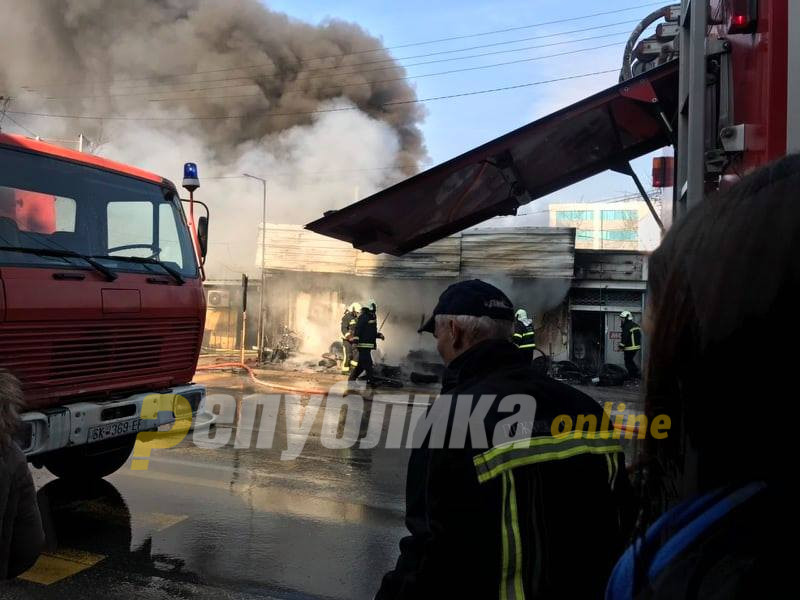 Автомобилско масло во дуќанот закана да се прошири пожарот