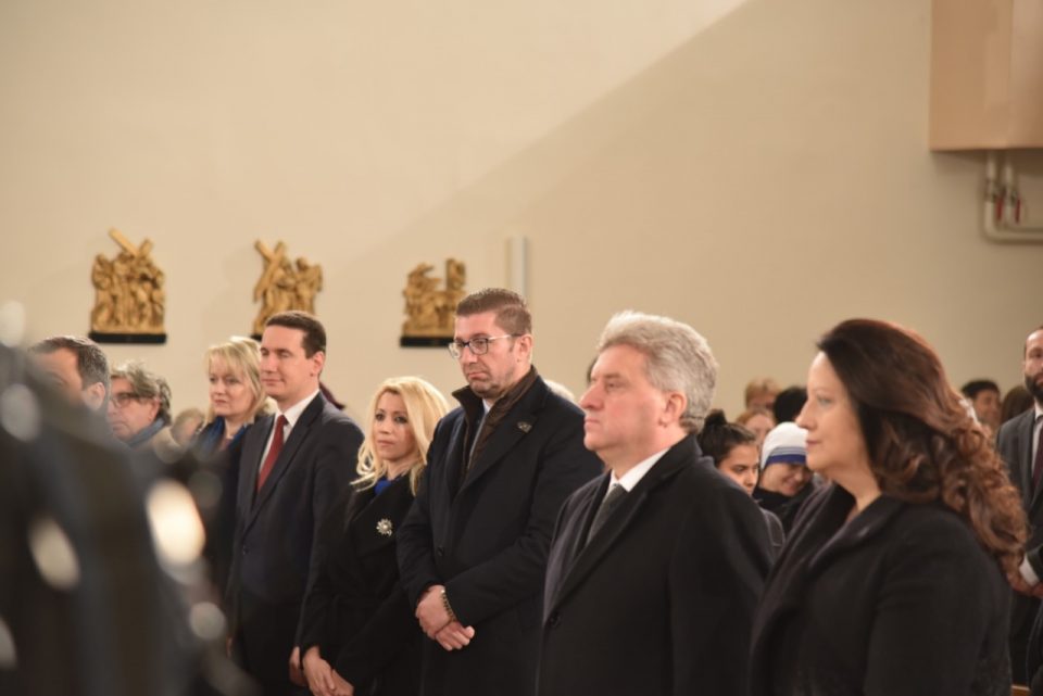 Мицкоски за католичкиот Божик: Поделбите да ги замениме со толеранција и соживот