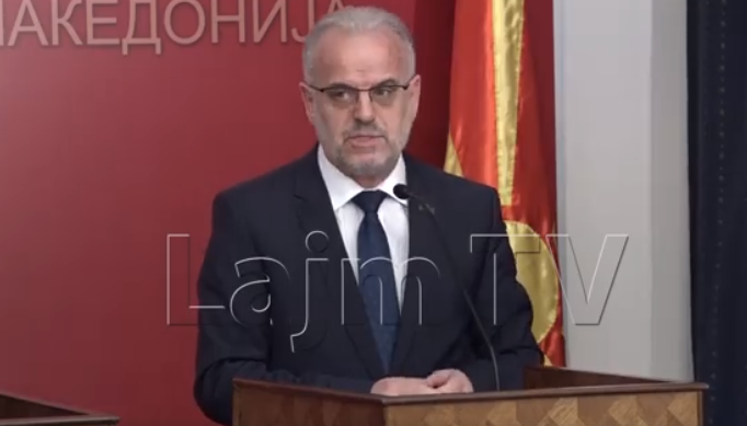 Џафери тропна на говорницата и заповеда: Зборувај на албански!