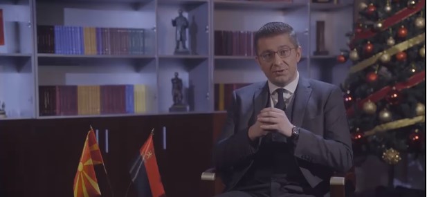 Посакувам Македонија да успее! Посакувам исполнување на желбите и бидете свои, единствени, со крената глава!