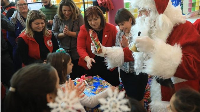 Новогодишни пакетчиња за деца сместени во згрижувачки семејства