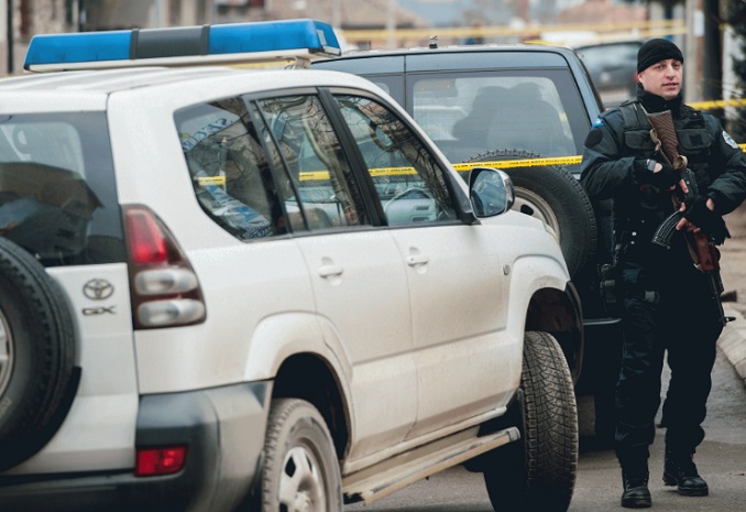 Полицаец и ограбувачот загинаа при грабеж на банка во Косово
