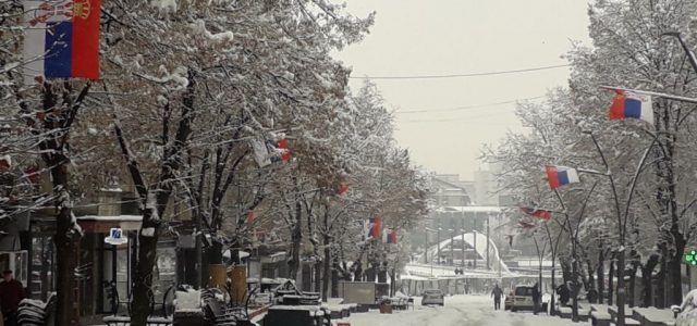 Косовска Митровица осамна со српски знамиња