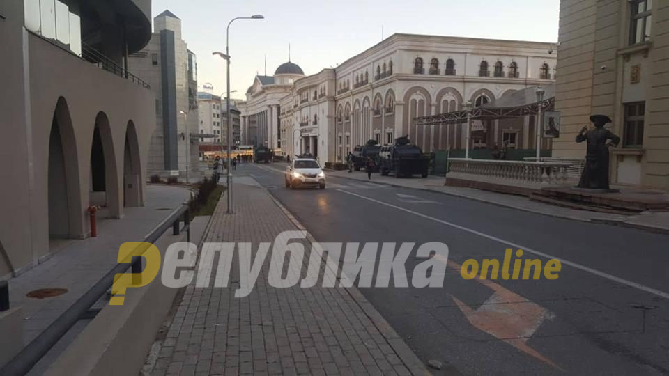 Со оклопни возила и водени топови МВР ќе ја штити Владата од граѓаните