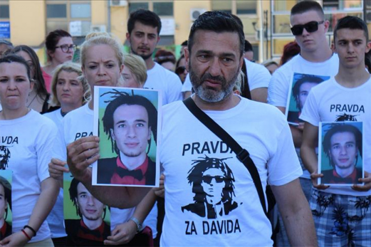 „Гардијан“: На граѓаните во БиХ им е преку глава од корупцијата, затоа протестираат