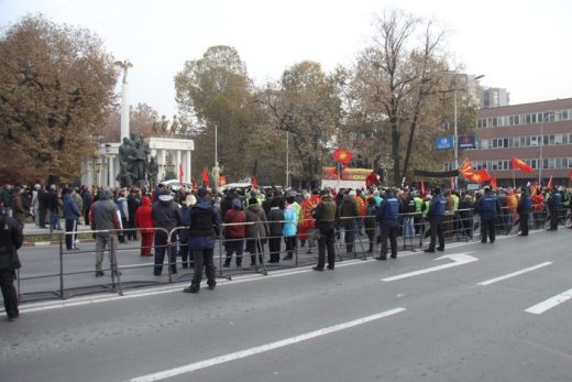 „Македонија блокира“ против уставните измени со тричасовна блокада на улиците