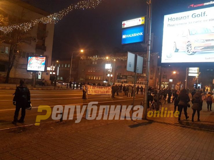 Протест пред Собрание: „Не ве гласавме за да менувате име“