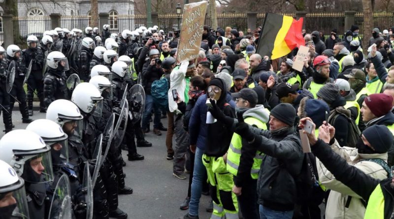 Протести во Брисел против законот за мигранти: Жестоки судири меѓу полицијата и демонстрантите