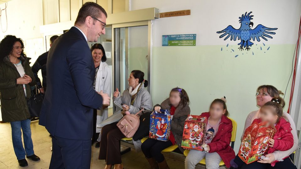Мицкоски во посета на детската клиника во Скопје