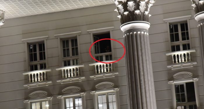 Кој ги снима протестите на опозицијата од објектот на Владата