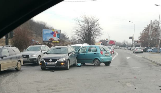 Сообраќајка кај Момин Поток: Учествувале најмалку три возила, семафорите не работеле