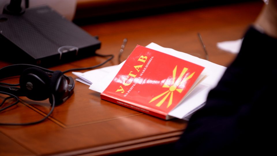 Азири потврди дека Заев прифатил сѐ само да се смени името