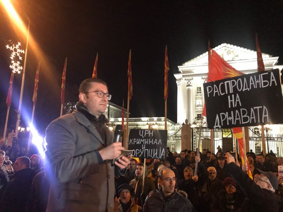 Мицкоски: Ме боли и ме пече темата за името