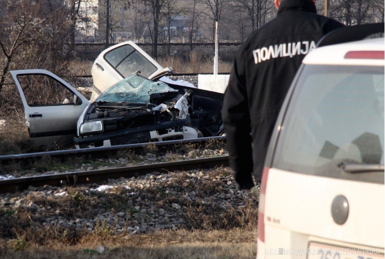 Воз се забил во автомобил утрово во Маџари, полициски службеник загинал на лице место