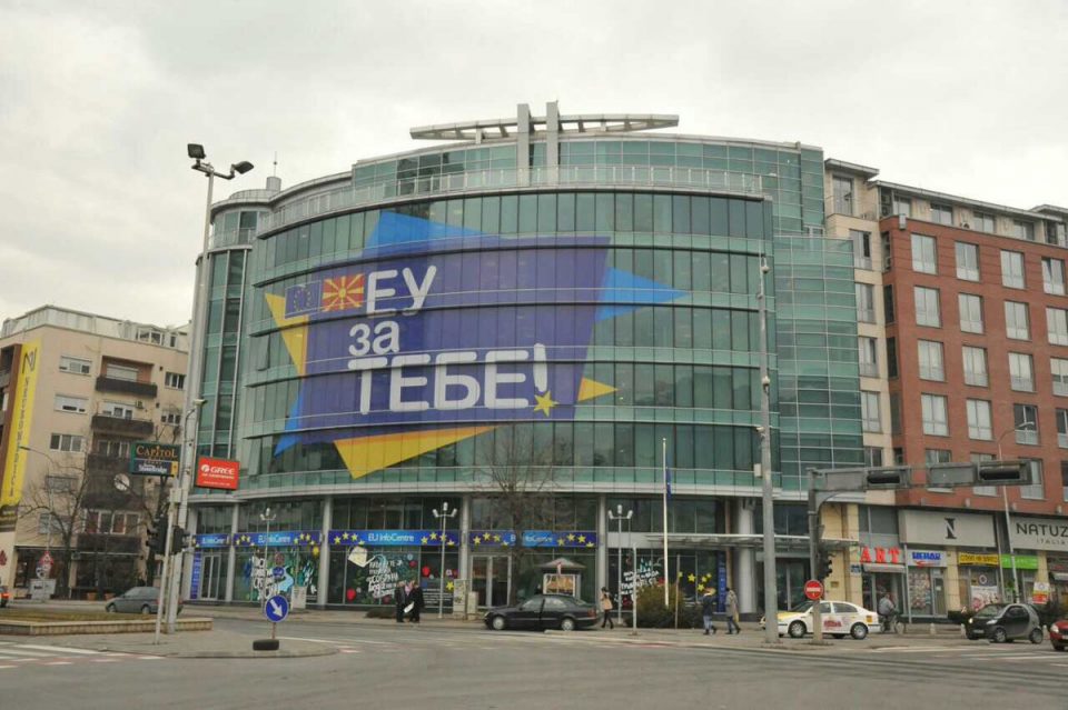 Оштетени стаклени врати на Инфоцентарот на Европската унија