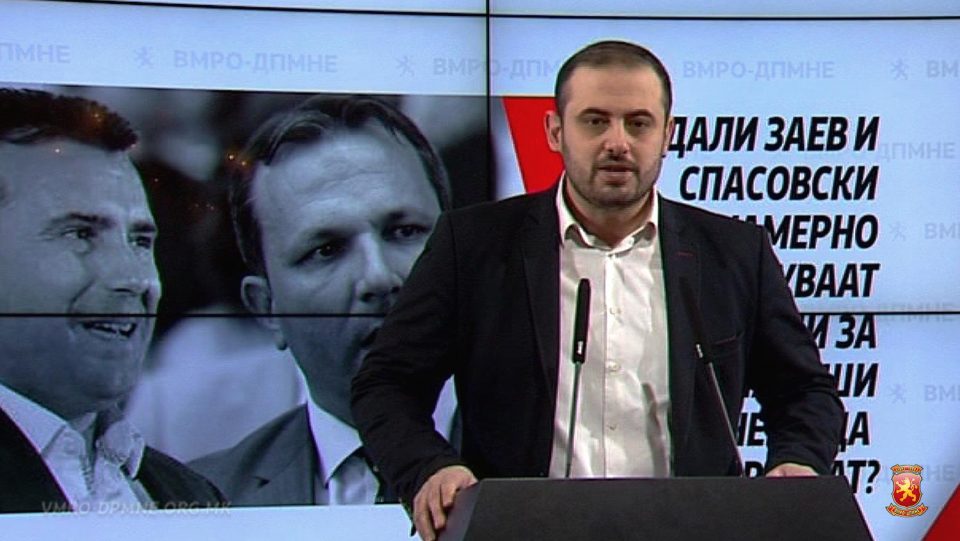 Заев и Спасовски го кршат Уставот и законите набавувајќи бланко обрасци за патни исправи со променето име Македонија