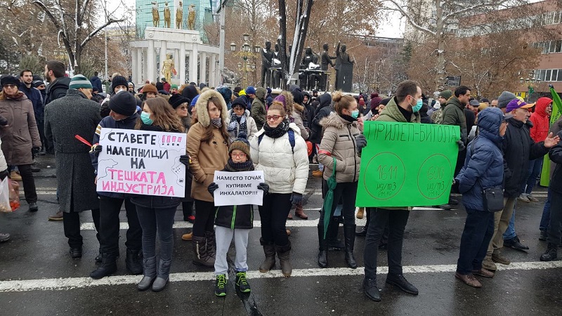 Протест против загадувањето: Наместо велосипед, купивме инхалатор