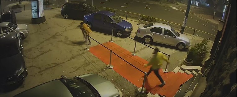Ја повлече за коса и почна да ја тепа, но веднаш излезе ММА борач и…