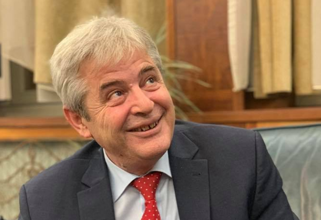 Тачи, Ахмети и Змејковски шампиони во недоаѓање на работа – платата ја земаат без скратен денар