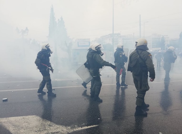 Протест и немири во Атина: Молотови коктели фрлени кон полицијата