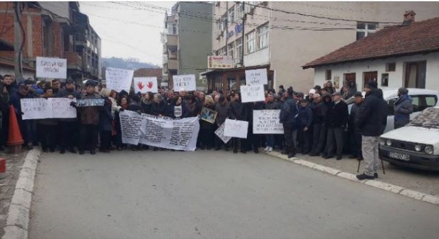 Протест на Албанците во Ѓаковица, српските верници ја откажаа посетата на манастирот