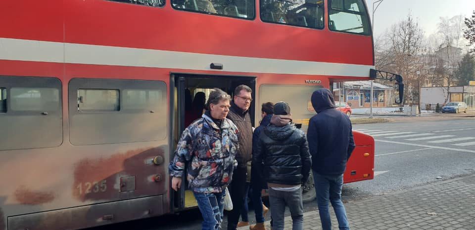 Само на градоначалникот на Бутел му требаат два автобуси за да стигне на работа