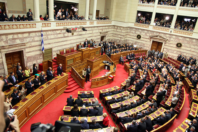 Втор ден расправа во грчкиот Парламент, на полноќ ќе се гласа доверба на владата