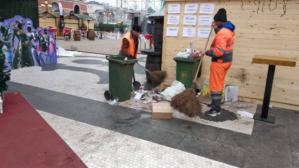 По новогодишната ноќ на плоштадот во Скопје собрано 40 кубни метри отпад