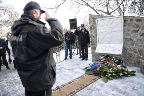 Во Радовиш откриен споменик за загинатите бранители во конфликтот во 2001