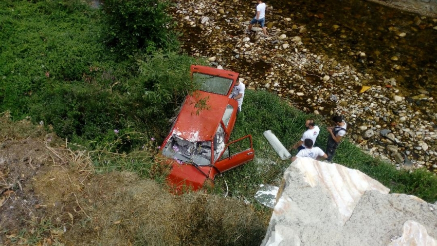 „Југо“ падна во река, возачот на болница