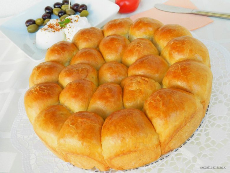 Рецепт за вкусна Бадникова погача со паричка