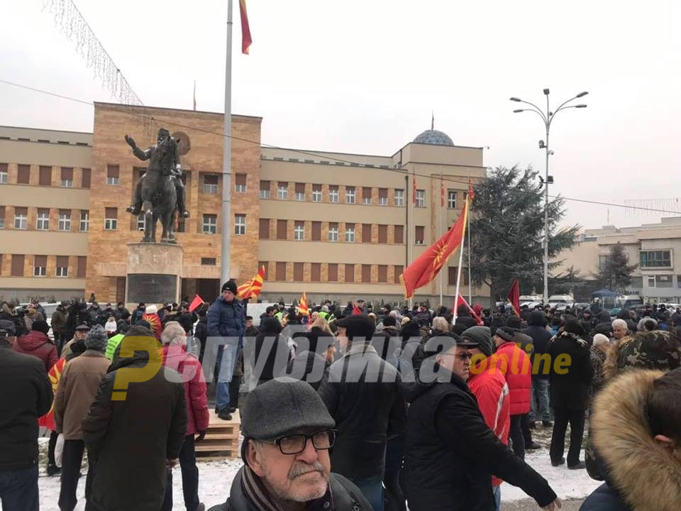 Граѓаните пред Собрание го повикаа Иванов да им се придружи