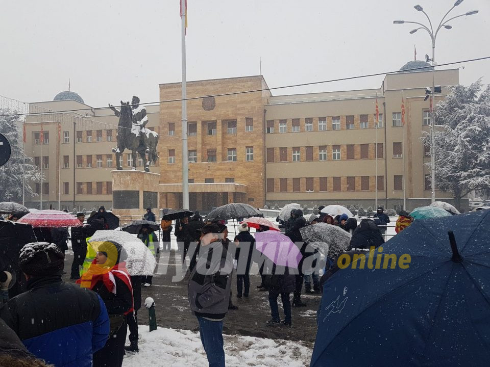 Втор ден протести пред Собранието против уставните измени