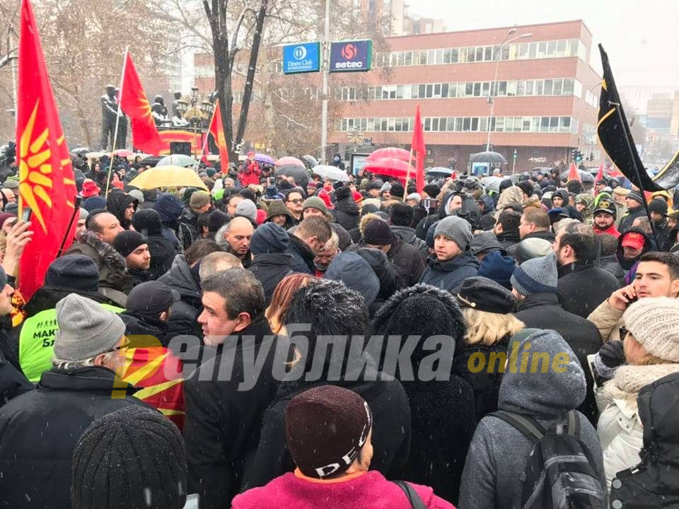 Оваа мала група е решена да го однесе Заев во бестрага