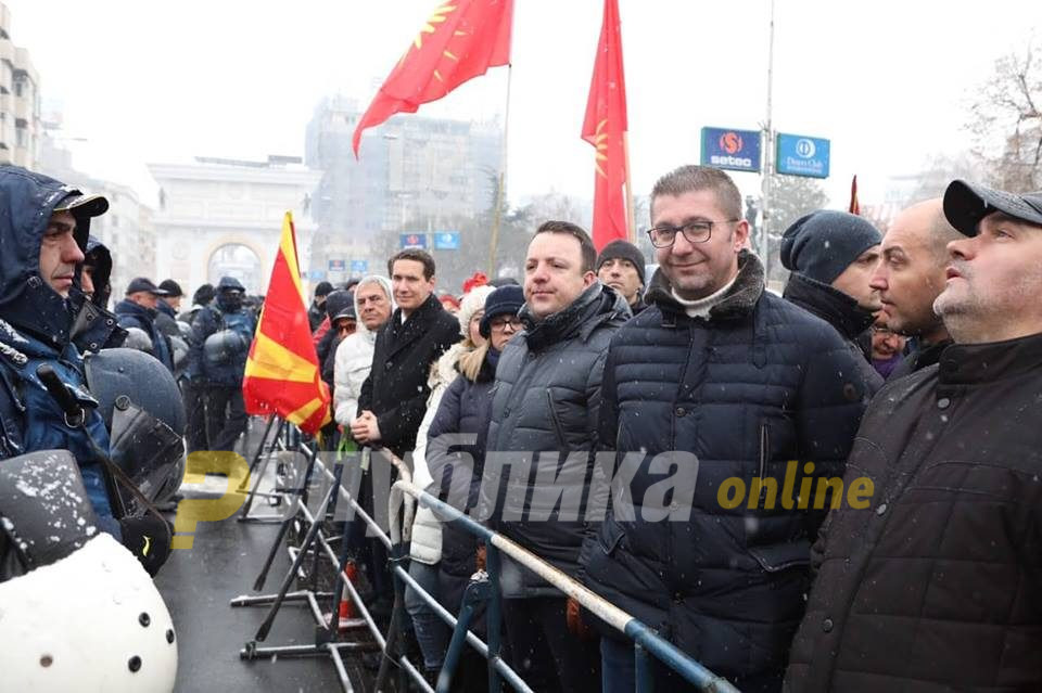 ВМРО-ДПМНЕ останува на барикадите, Мицкоски не сака да ја злоупотреби говорницата пред Собранието