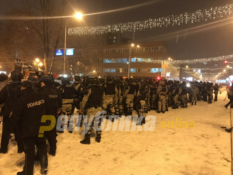 „Предавници“ ечи пред Собрание, продолжува протестот против уставните измени