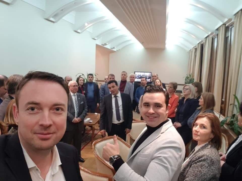 Предавниците и егзекуторите на Македонија славеа во Собранието