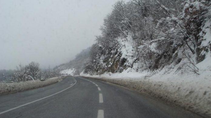 Снег со слаб интензитет во Крушево и на превоите Буково, Ѓавато, Плетвар и Пресека