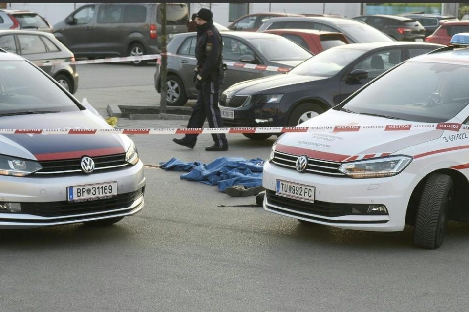 Македонец со нож во врат ѝ пресудил на сопругата на паркинг во Австрија