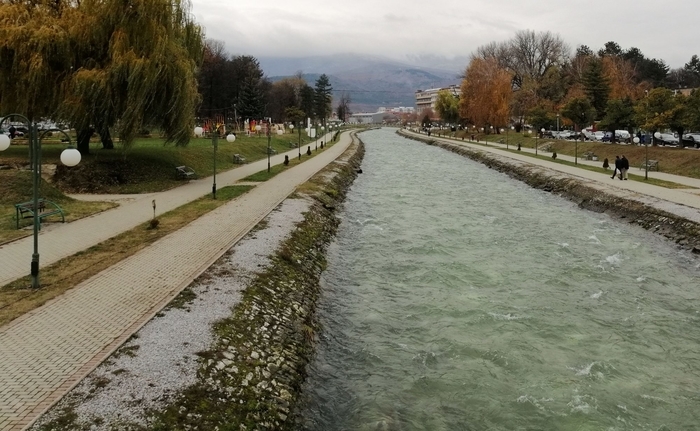 Млада девојка се фрли во Вардар