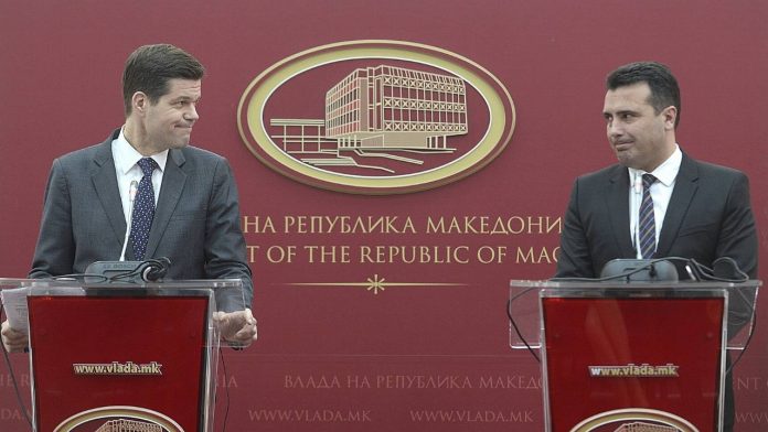 Заев му го издава бројот на Вес Мичел на лажниот Порошенко