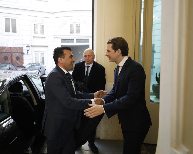 Курц го одликува Заев со медал „Алојз Мок“