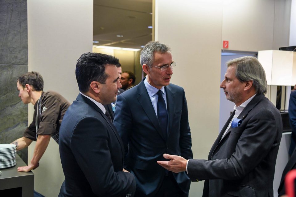 Заев се сретна со Хан и Столтенберг на форумот во Давос