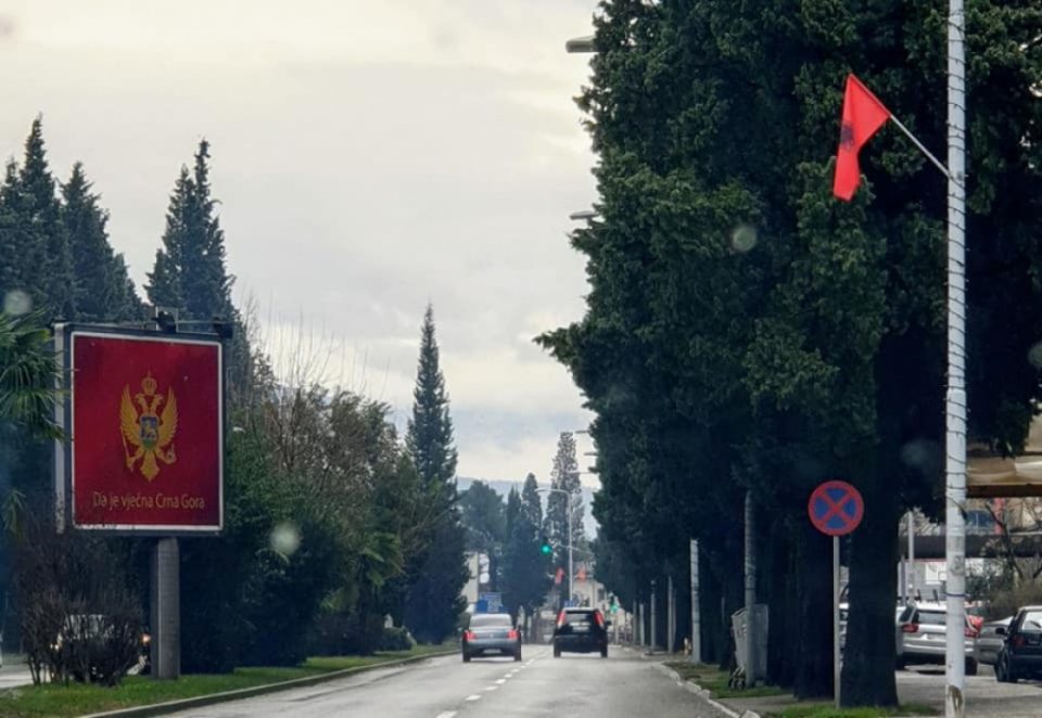 Во Подгорица се веат албански знамиња на секој чекор