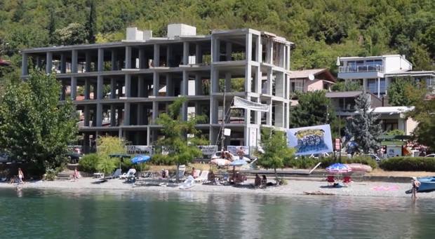 Режисерот Иван Поповски му пиша отворено писмо на Заев: Некој Ве става во целосна заблуда за хотелот во Лагадин