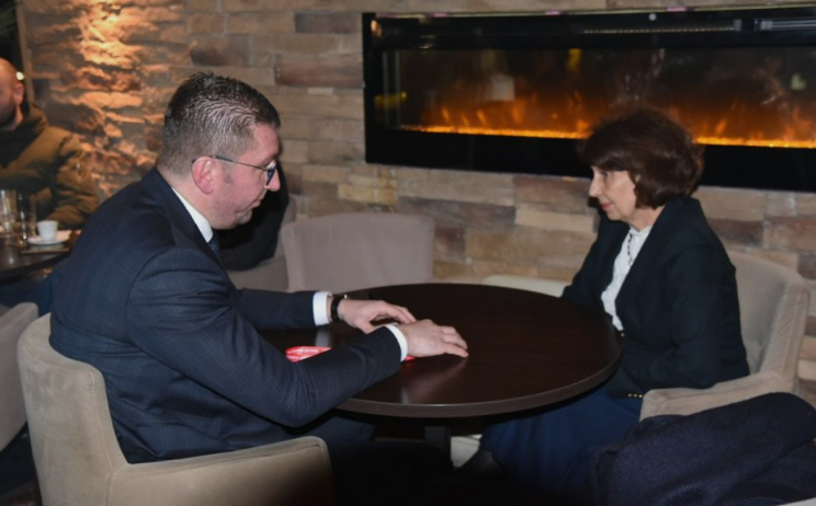 Средба Мицкоски – Силјановска по заршувањето на конвенцијата