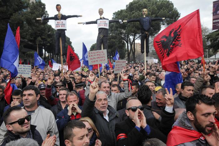 Албанската опозиција го откажа утрешниот протест пред Парламентот