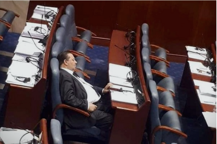 Амди Бајрам повторно спие во собраниската сала