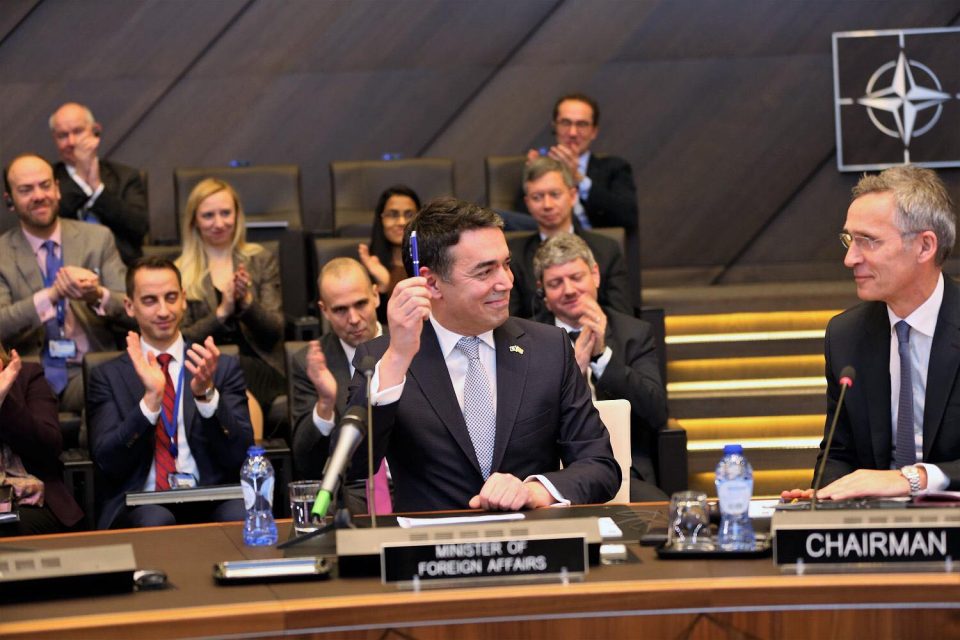 Членството во НАТО е успех, но Македонија влезе срамно, понижена