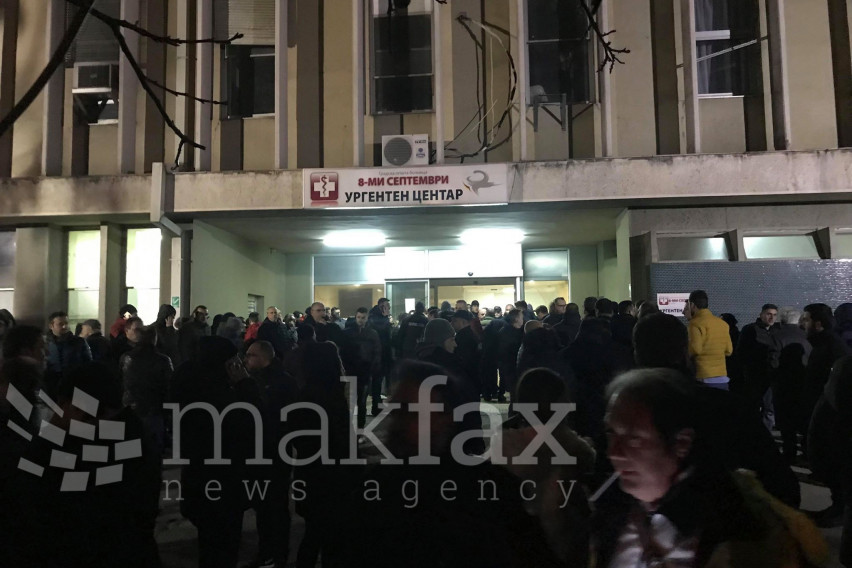 Пред Градската болница роднините чекаат информации за повредените во автобуската несреќа